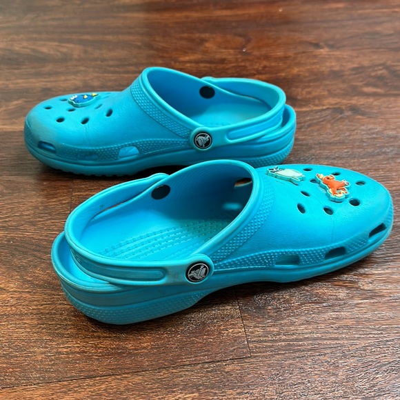 Light blue crocs with Finding Dory Jibbitz - Picture 3 of 7